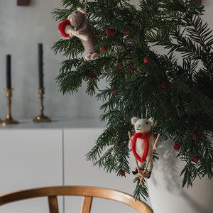 Tovede julemus som julepynt på juletre, med ski og soppdetaljer i en lun juledekorasjon