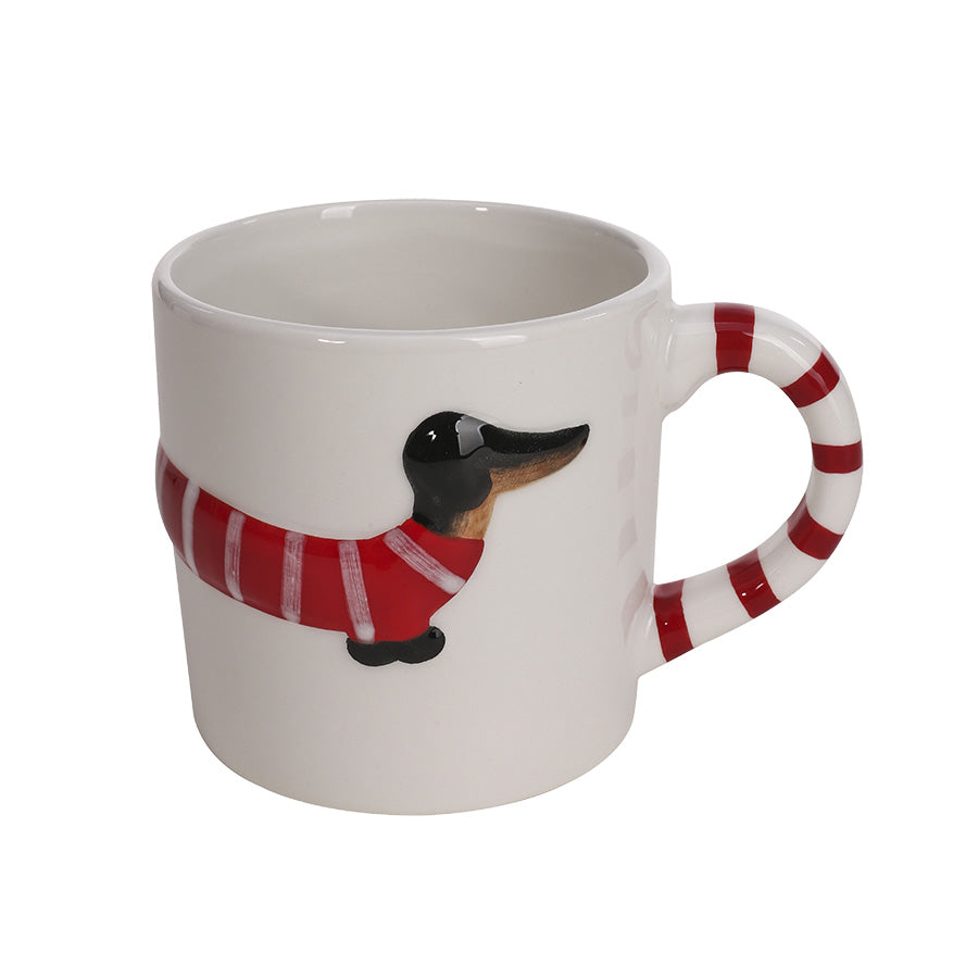 Hvitt porselenskrus med søtt dachs-motiv, rødt skjerf og juleinspirert håndtak – 42 cl fra Christiania Glasmagasin Christmas Collection