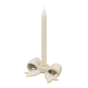 Cremefarget lysestake i steingods formet som en elegant julesløyfe, 10,5 cm