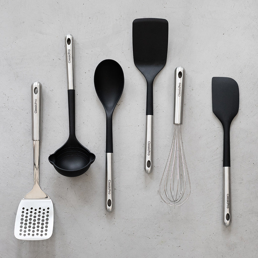 Ulike Classicpro kjøkkenredskaper inkludert slikkepott, perfekt for profesjonell og hjemmebruk.