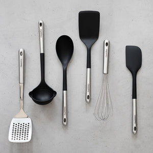 Ulike kjøkkenverktøy fra Classicpro, med fokus på øse, spatler og visp, perfekt for matlaging.