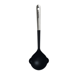 Classicpro øse i stål og silikon, perfekt til servering av supper og gryter, ergonomisk håndtak for bedre kontroll.