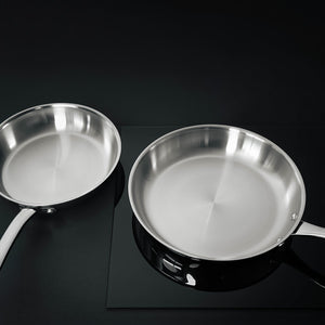 ClassicPro Premium Stekepanne Stål 28cm 5PLY - to rustfrie stål stekepanner på koketopp, optimal for intensiv bruk.