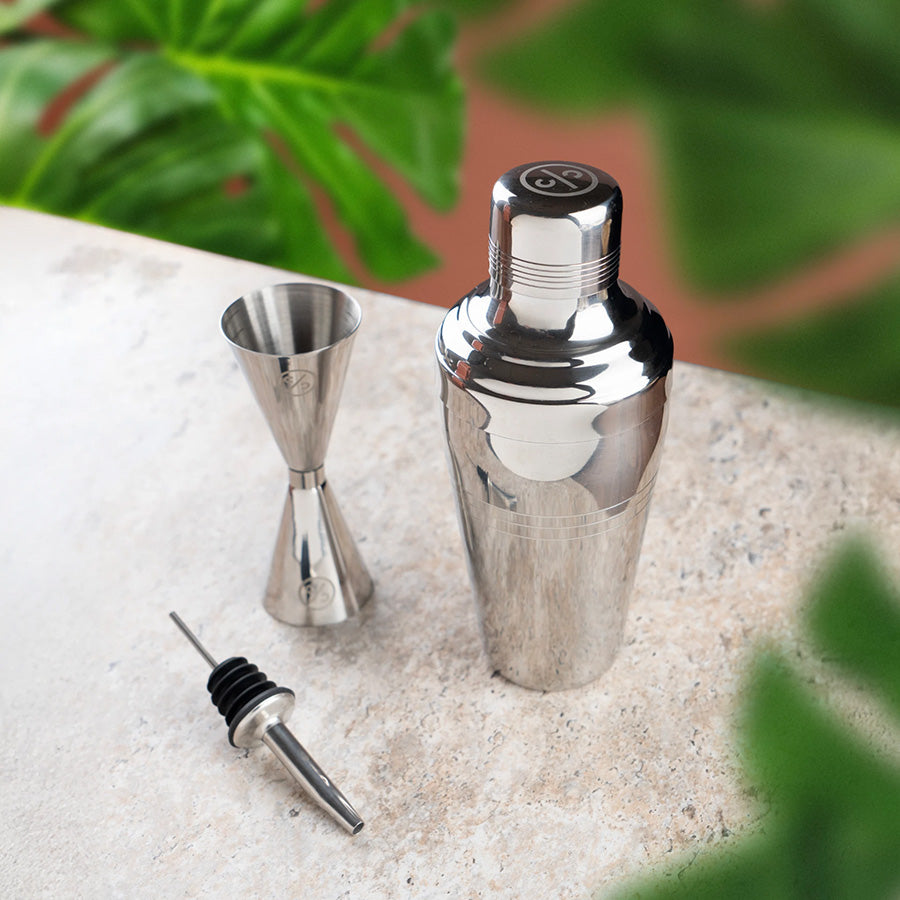 Cocktail Club barsett med shaker, jigger og pourer i rustfritt stål på et stilrent bord