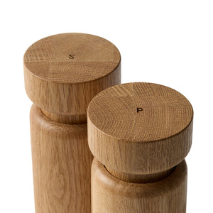 Crushgrind Helsinki Kvernsett 13cm Eik - Nærbilde av toppene med S og P merking for salt og pepper.