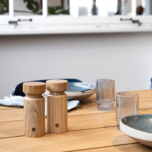 Crushgrind Helsinki Kvernsett 13cm Eik - Kvernsett plassert på et spisebord med keramiske tallerkener.