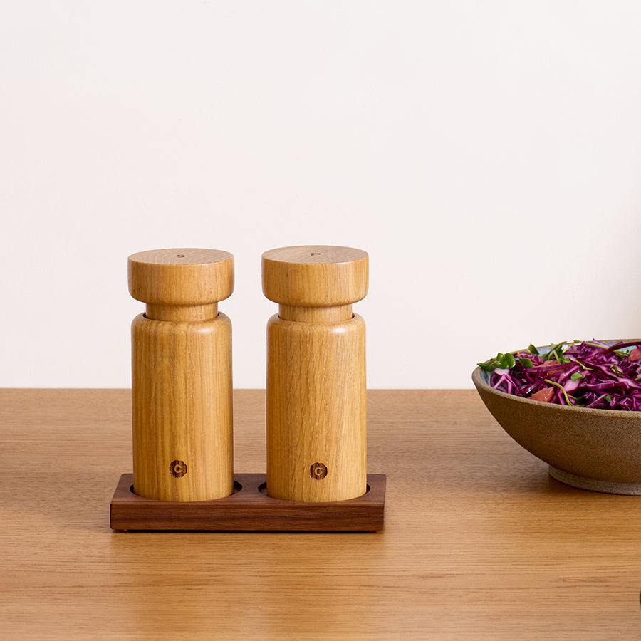 Crushgrind Helsinki Kvernsett 13cm Eik - Kvernsett står på et bord med en skål ved siden av.