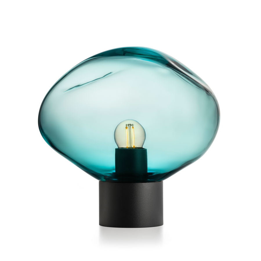 Hadeland Glassverk Crystal Stone bordlampe i fargen Blågrønn med innovativ design og håndblåst glasskuppel, perfekt for interiørdekorasjon.