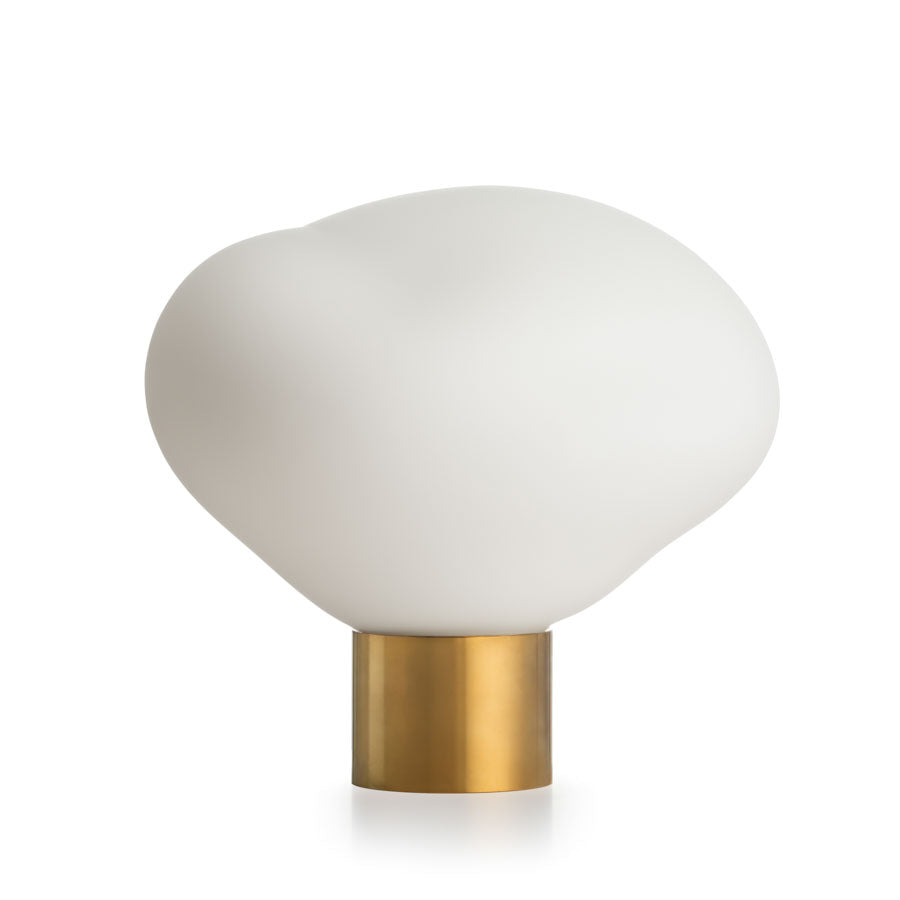 Hadeland Glassverk Crystal Stone Bordlampe Matt Hvit, stilfull bordlampe i matt hvitt glass med messingfot, perfekt for å skape en lun atmosfære.