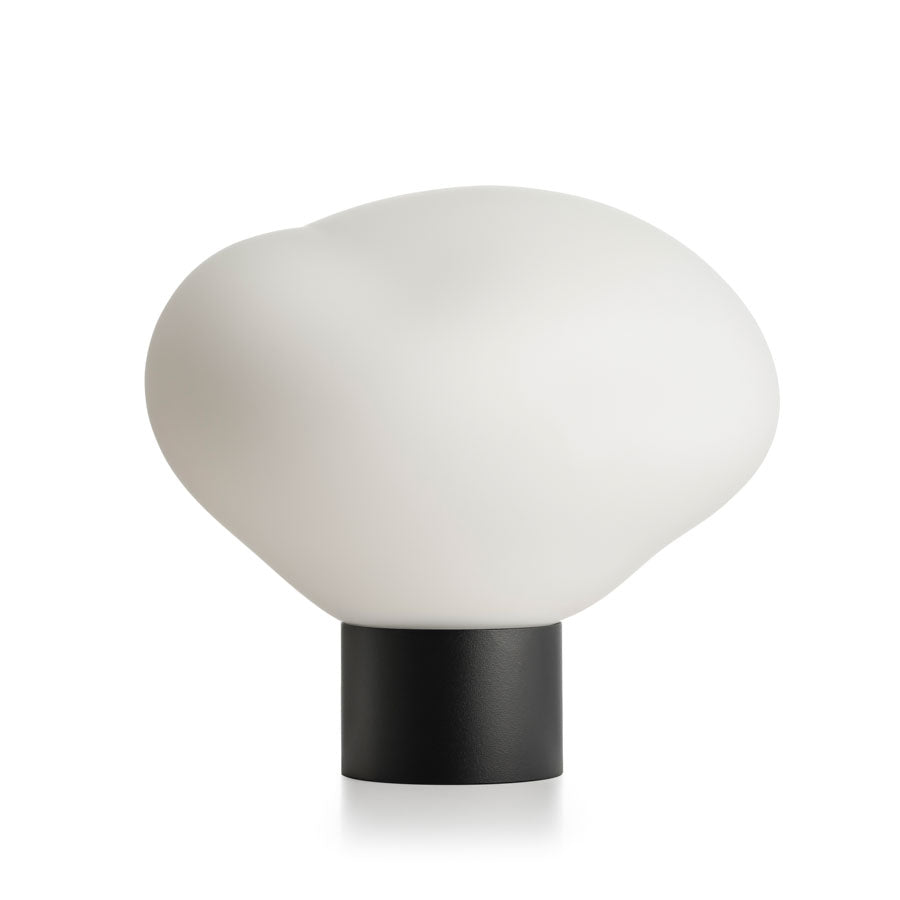 Hadeland Glassverk Crystal Stone Bordlampe Matt Hvit, elegant bordlampe i matt hvitt glass med organisk form, gir et subtilt og sofistikert uttrykk.