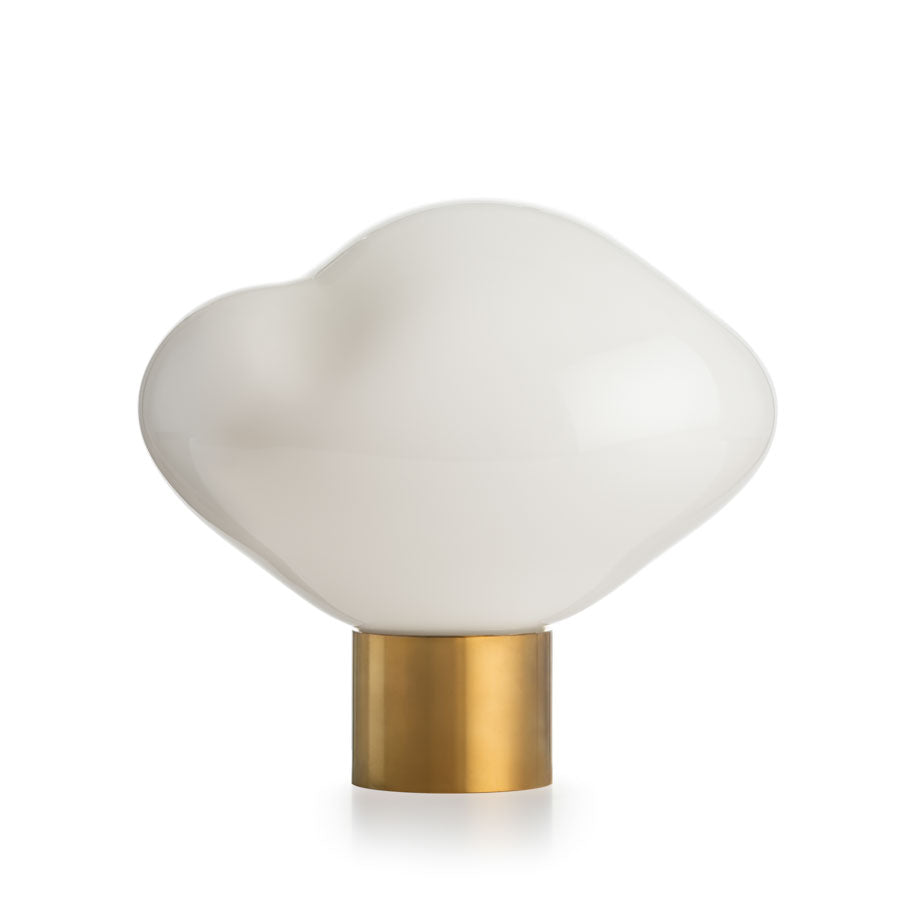 Hadeland Glassverk Crystal Stone bordlampe i hvitt glass med munnblåst kuppel og messingfot, som gir et mykt og behagelig lys til ethvert interiør.