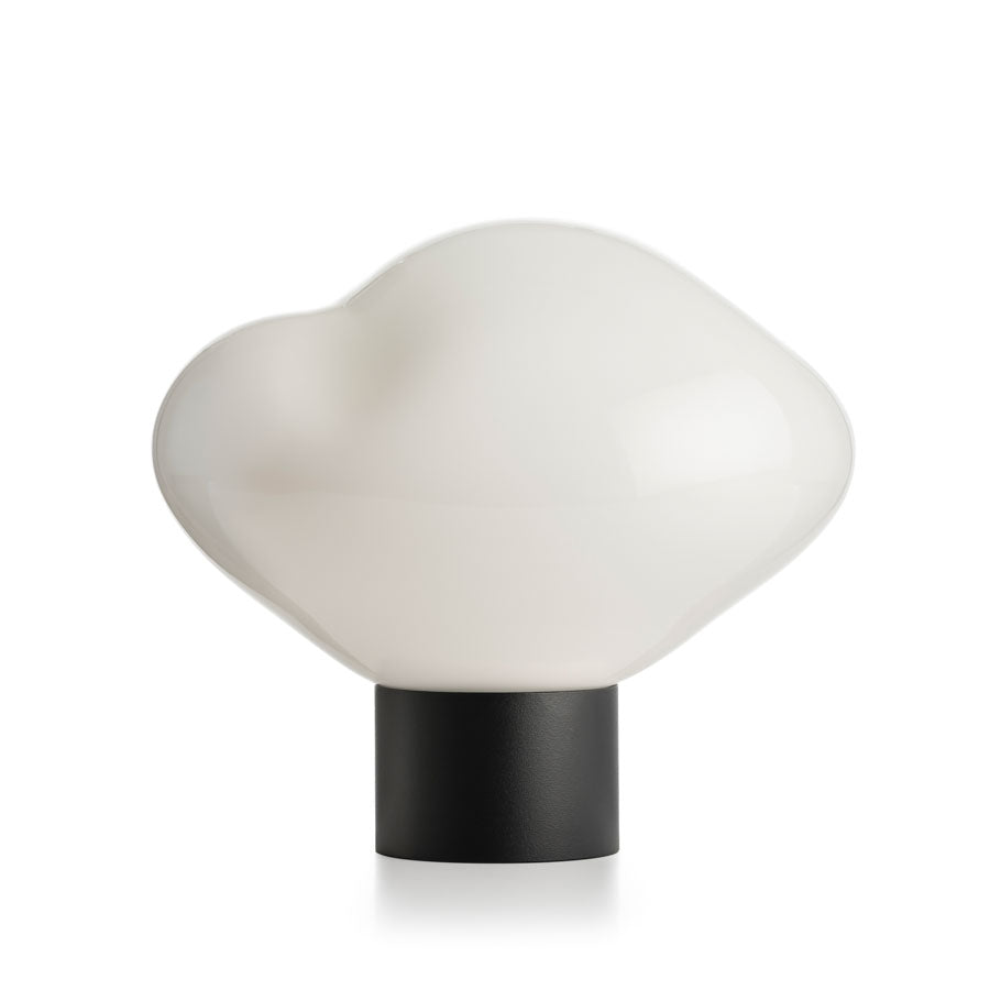 Bordlampe i hvitt glass fra Hadeland Glassverk, kjent som Crystal Stone, med en moderne og organisk form. Denne lampen tilfører en elegant atmosfære til ethvert rom.