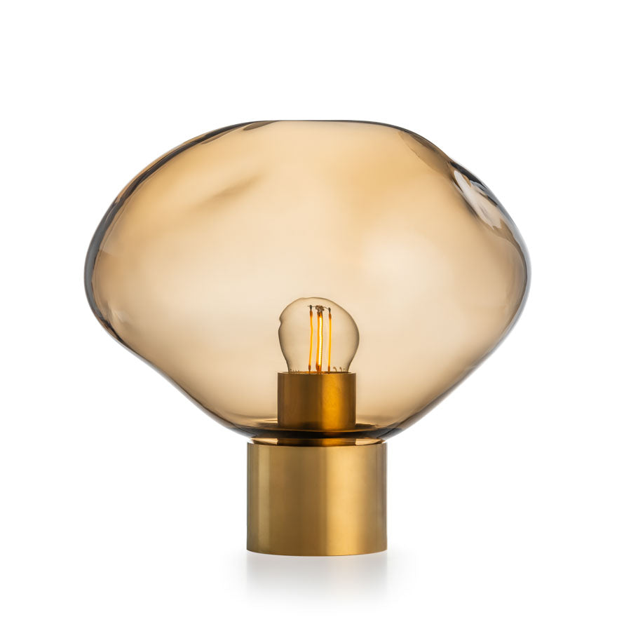Elegant Crystal Stone bordlampe Kakao fra Hadeland Glassverk, med en unik munnblåst glasskuppel i dyp brunfarge, designet for å gi varmt og jordnært preg i ethvert hjem.