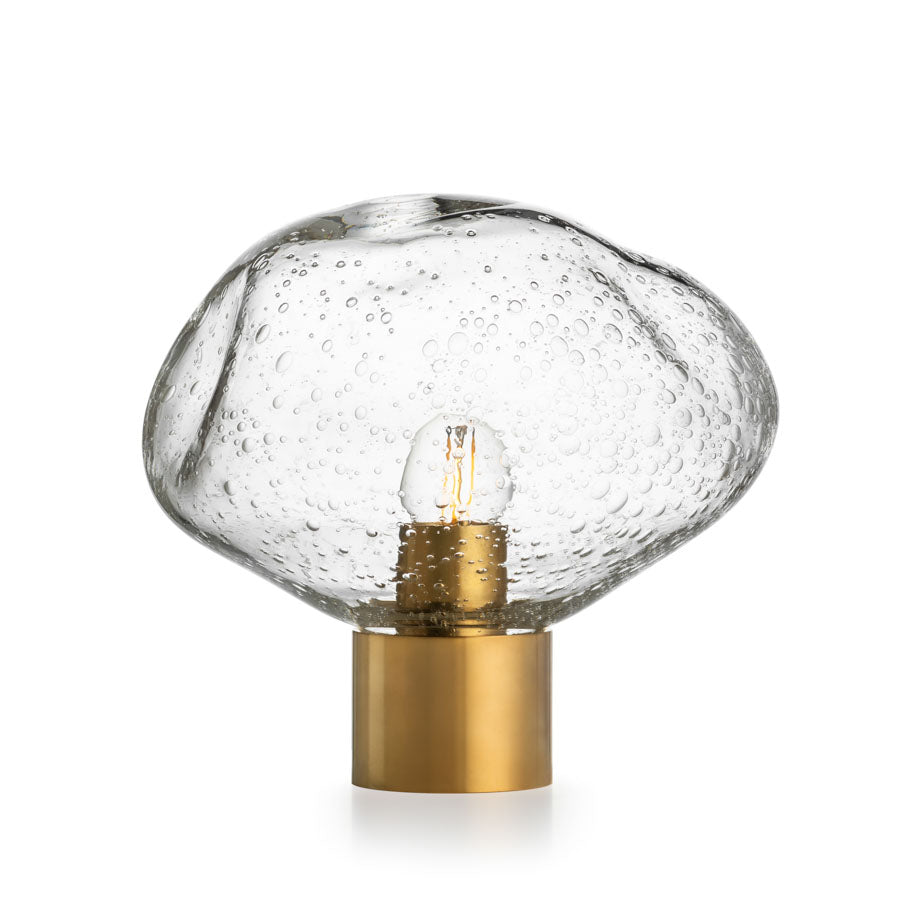 Hadeland Glassverk Crystal Stone bordlampe i klar m/soda med gullfarget base og munnblåst glass, skaper et vakkert lysspill.