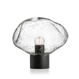 Hadeland Glassverk Crystal Stone bordlampe i klar m/soda med munnblåst glass og luftbobler, perfekt til moderne og klassisk interiør.