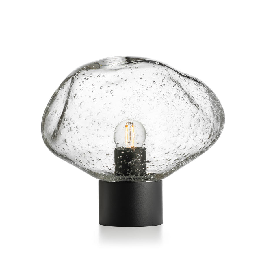 Hadeland Glassverk Crystal Stone bordlampe i klar m/soda med munnblåst glass og luftbobler, perfekt til moderne og klassisk interiør.