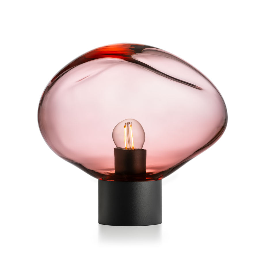 Hadeland Glassverk Crystal Stone bordlampe Morgenrød, håndblåst kuppel i varme, glødende toner, perfekt for stemningsbelysning i hjemmet.