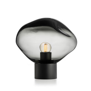 Stilig bordlampe fra Hadeland Glassverk, Crystal Stone i lys røkgrå, med en håndblåst glasskuppel som gir et elegant og dempet lys til ethvert rom.