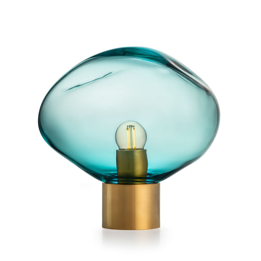 Hadeland Glassverk Crystal Stone bordlampe i Blågrønn med gullfarget fot, inspirert av naturen, for moderne og stilren belysning.