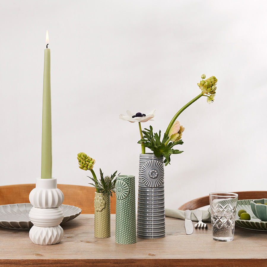 Stilleben med Dottir nordisk design Pipanella vaser 3pk, vist med blomster og dekorativt bordoppsett, perfekt for interiørdesign.