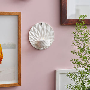 Pipanella vegghengt telysholder fra Dottir Nordic Design viser flammen fra telys og gir vakre skygger på veggen.