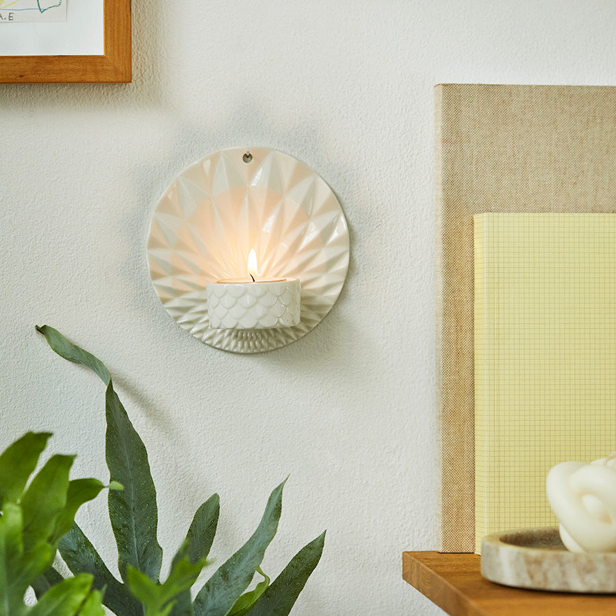 Sjarmerende vegghengt telysholder i hvit fra Dottir Nordic Design, ideell for å bringe varme og atmosfære til ethvert rom.