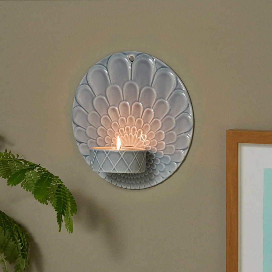 Pipanella Harlequin vegghengt telysholder med tent lys, plassert på en vegg, som gir et varmt og innbydende lys, perfekt for dekorasjon hjemme.