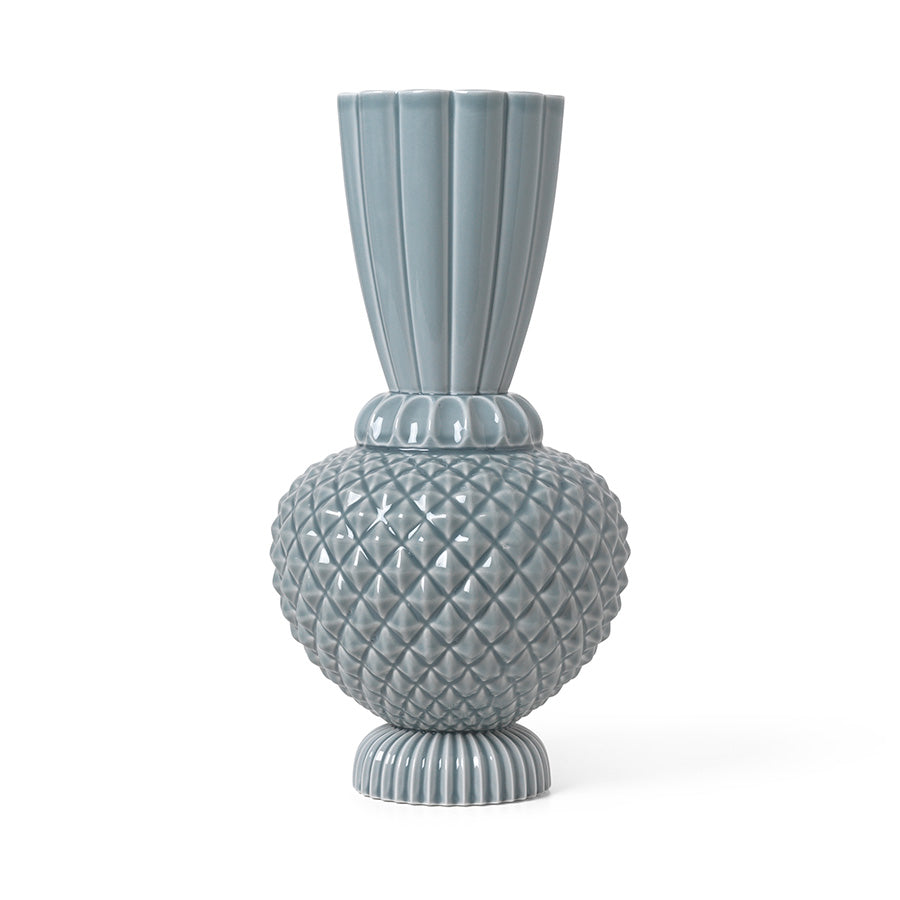 Dottir Nordic Design Samsurium Jumbobell vase i blågrå farge, med skulpturelt design og karakteristiske former, perfekt for et moderne hjem.