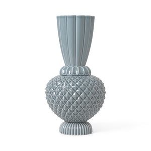 Dottir Nordic Design Samsurium Jumbobell vase i blågrå farge, med skulpturelt design og karakteristiske former, perfekt for et moderne hjem.