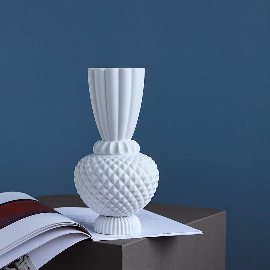 Elegant hvit Dottir Nordic Design Samsurium Jumbobell vase stående på et bord, med et stilrent design som kompletterer enhver interiørstil.