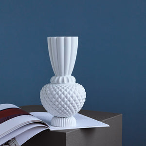 Elegant hvit Dottir Nordic Design Samsurium Jumbobell vase stående på et bord, med et stilrent design som kompletterer enhver interiørstil.