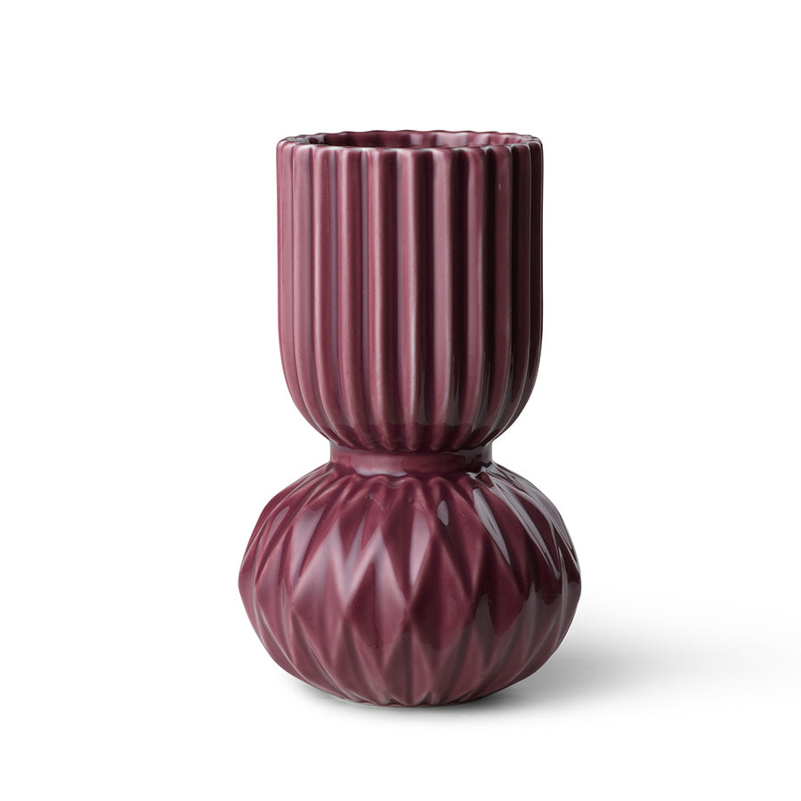 Dottir Nordic Design Samsurium Rufflebell Vase i aubergine, med plissélignende form og glansfull glasur, stående på hvit bakgrunn.