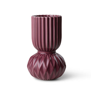 Dottir Nordic Design Samsurium Rufflebell Vase i aubergine, med plissélignende form og glansfull glasur, stående på hvit bakgrunn.