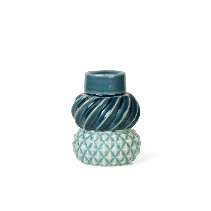 Moderne lysestake i stentøy med dype glasurer i petrol og peacock designet for både telys og kronelys, stablebar for fleksibel styling.