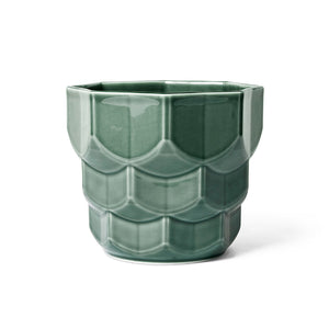 Samsurium blomsterpotte i grangrønn som står på hvit bakgrunn, med Art Deco inspirasjon og geometrisk form.