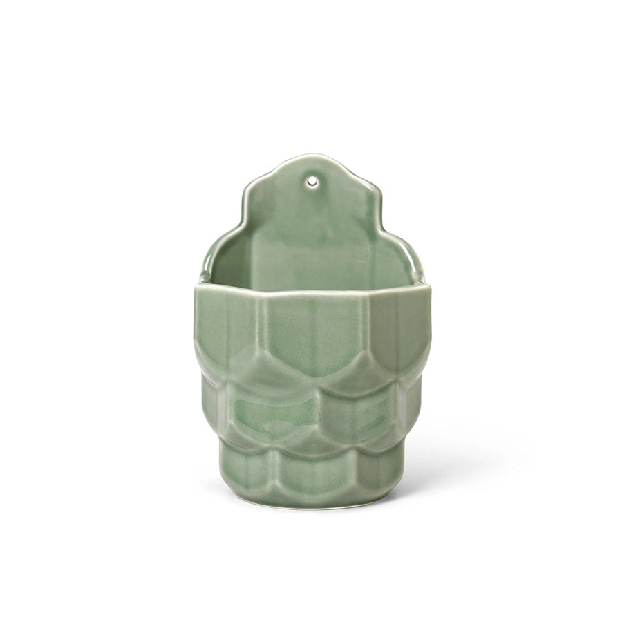 Samsurium blomsterpotte i støvet eucalyptusgrønn keramikk fra Dottir Nordic Design, perfekt for veggmontering.