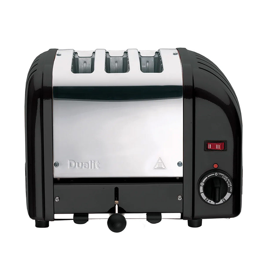 Dualit Classic Combi brødrister med tre brede spalter i matt svart og børstet stål, designet for å riste flere skiver brød samtidig.