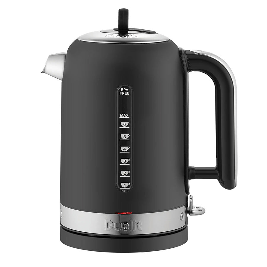 Dualit Classic vannkoker i matt svart finish med kromdetaljer, 1,7 liter kapasitet og 3000 W effekt, perfekt for rask oppkok av vann på kjøkkenet.
