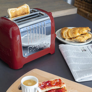 Dualit brødrister i bruk, rister perfekt toast med croissanter og en kopp kaffe i bakgrunnen.
