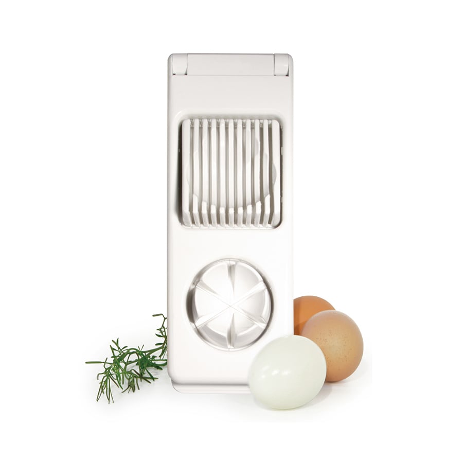 Christiania 1739 Kitchenline Eggdeler Kombi, et praktisk kjøkkenverktøy for enkle og effektive eggskjæringer, med eggehvite og eggeplommer fra kokte egg.