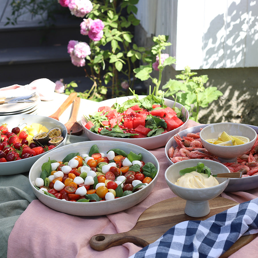 Ellie lav bolle i Latte fylt med salat og tilbehør på sommerbord