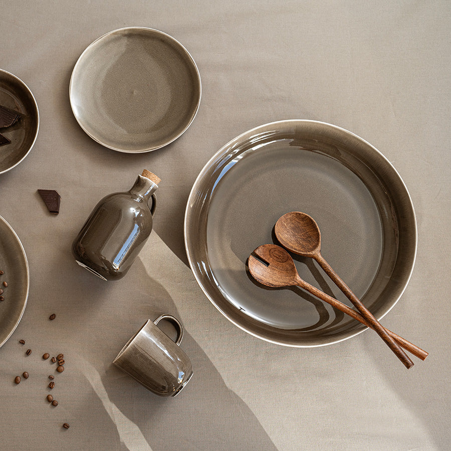 Porsgrund Ellie lav bolle i Nougat brukt som serveringsbolle på et elegant dekket bord