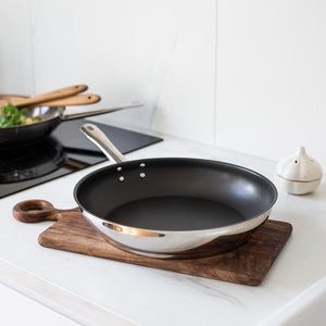 Christiania 1739 Essentials stekepanne 30 cm med ILAG non-stick-belegg på kjøkkenbenk