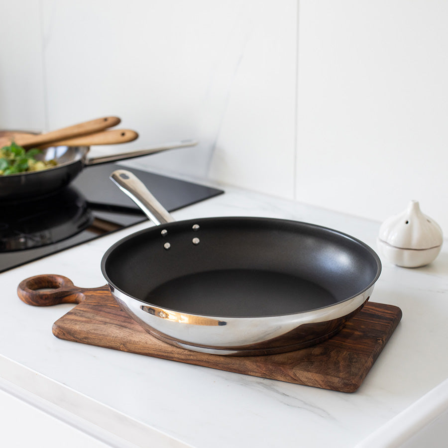 Christiania 1739 Essentials stekepanne 30 cm med ILAG non-stick-belegg på kjøkkenbenk