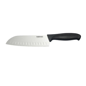 Everyday 18 cm santokukniv med ergonomisk grep og rustfritt stålsblad, perfekt for kutt, hakking og strimling av kjøtt, fisk og grønnsaker.