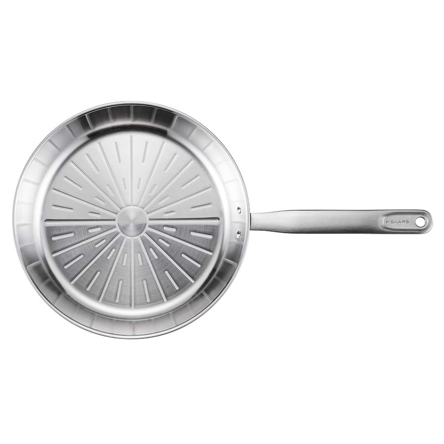 Oversiktsbilde av All Steel Pure stekepanne fra Fiskars Kjøkken, 28 cm, med en design som fremhever den speilpolerte overflaten.