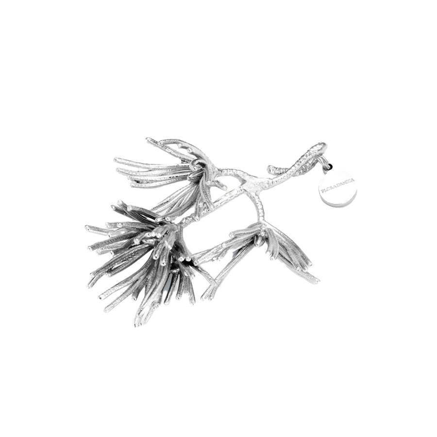 Elegant forkrommet julepynt fra Flora Danica, formet som en grangrein med detaljerte nåler og kvister, perfekt for å pynte juletreet eller som en gave.