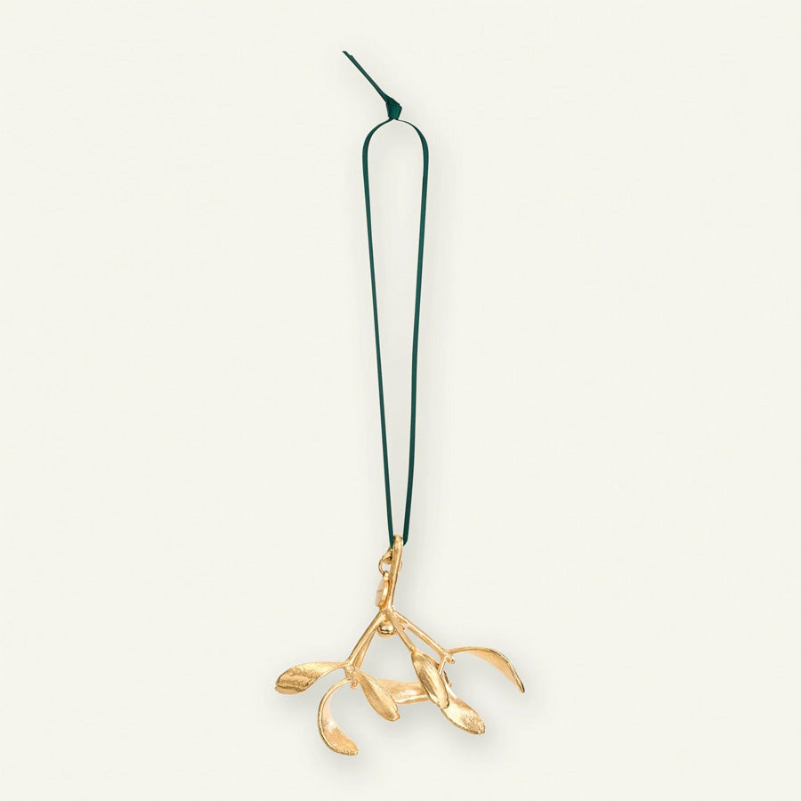 Misteltein dekorasjon hengende i et mørkegrønt silkebånd, ideell for juletrær eller som gave.