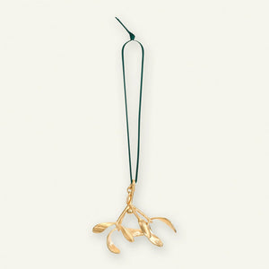 Misteltein dekorasjon hengende i et mørkegrønt silkebånd, ideell for juletrær eller som gave.