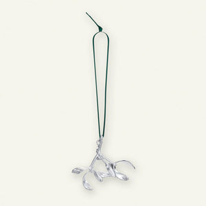 Flora Danica misteltein ornament hengt på et mørkegrønt bånd, elegant julepynt med en glansfull kromoverflate.